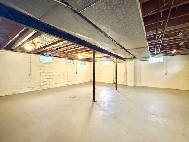 Building Photo - Beautiful Mid-Century 3 Bedroom Steps from Detroit Golf Club!