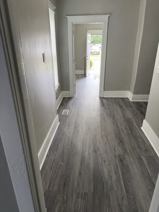 Building Photo - Now available !! Cute 3 bed 2 bth bungalow