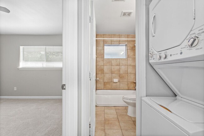 Building Photo - 2 Bedroom, 2 Bath Apartment in Munger Place!