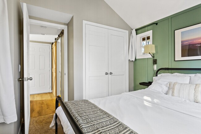 Building Photo - 590 Oak Knoll Cir