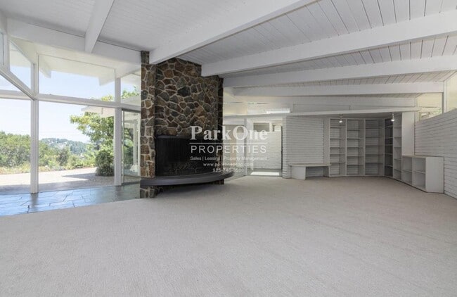 Building Photo - Single-level mid-century home in the heart of Orinda!