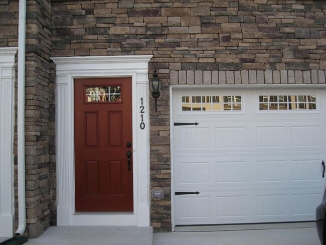Primary Photo - Large, Luxury, Garage Townhome in Hockessi...