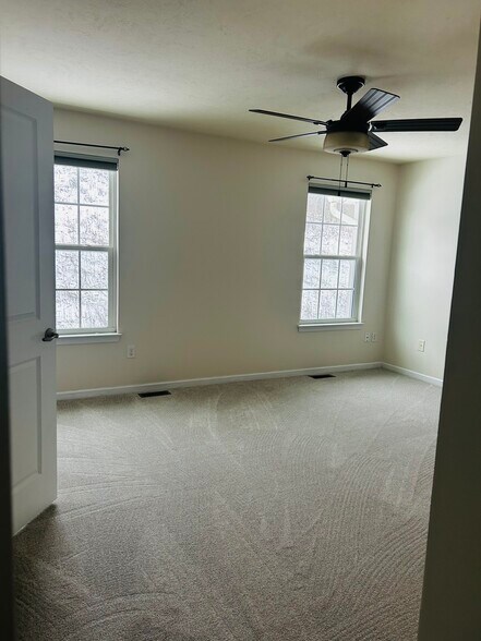 master bedroom - 240 Broadstone Dr