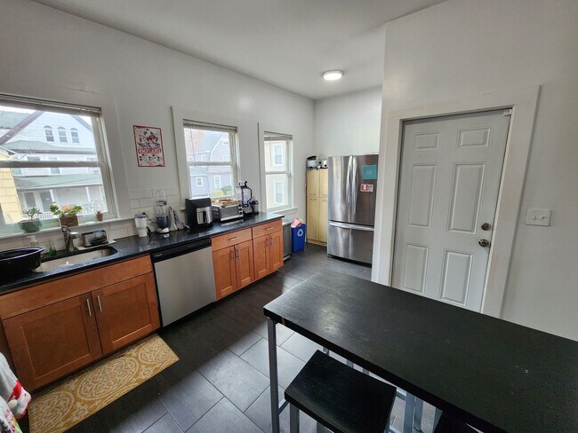 Building Photo - Modern 4-Bed, 2-Bath Near BU — Newly Renov...
