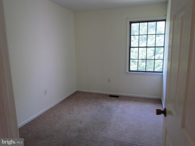 Building Photo - 9 Cohanzick Ct
