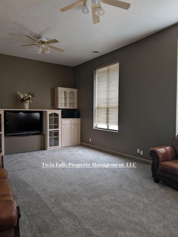 Building Photo - 917 Main St