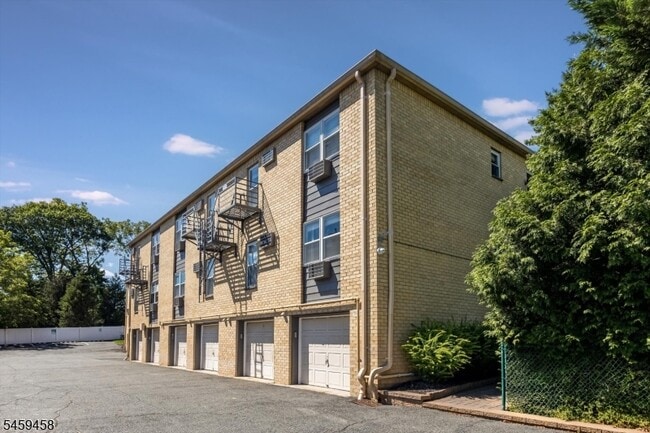 Building Photo - 7 Van Vleck St