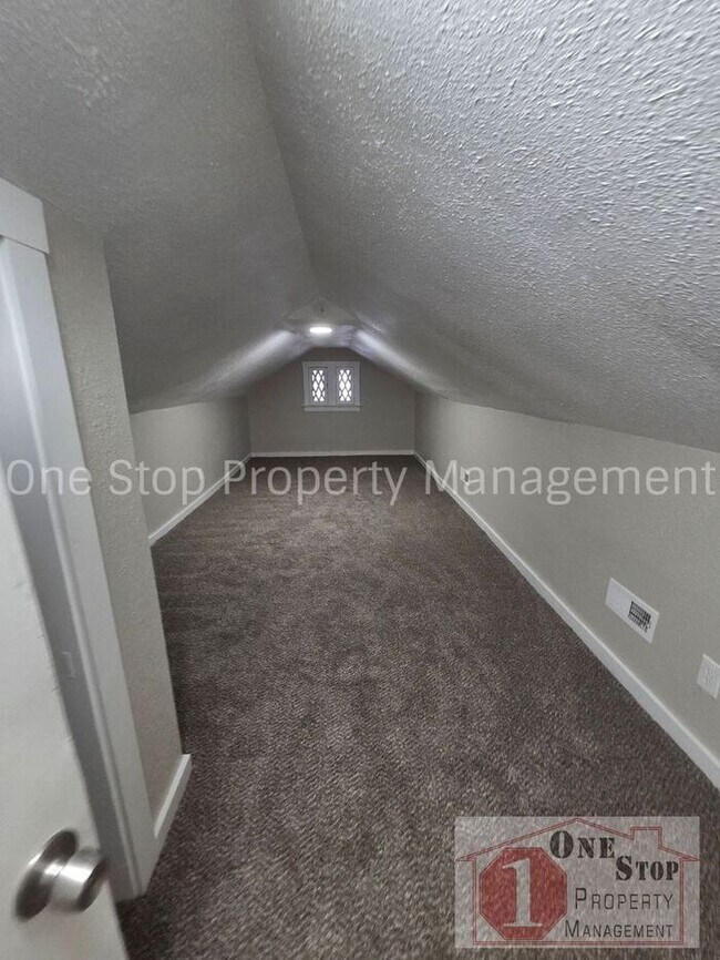 Building Photo - Beautiful 5 Bedroom 2 Bathroom in Kansas City!