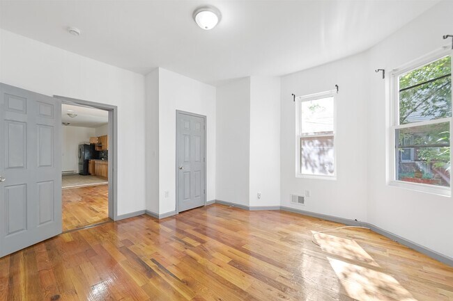 Building Photo - 904 S 18th St