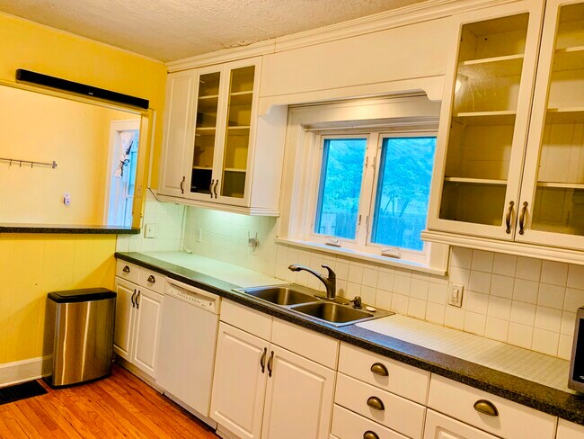 Building Photo - 5830 Holmes St