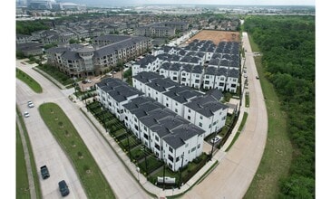 Building Photo - 2802 Grand Fountains Dr