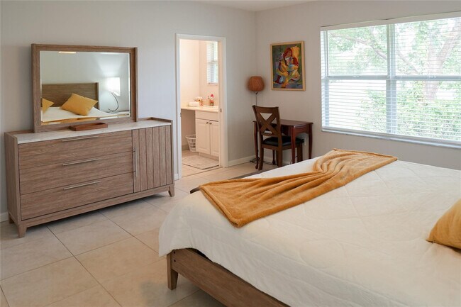 Building Photo - 821 SW 13th Ct