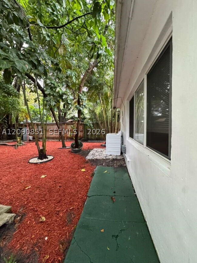 Building Photo - 1416 SW 27th St