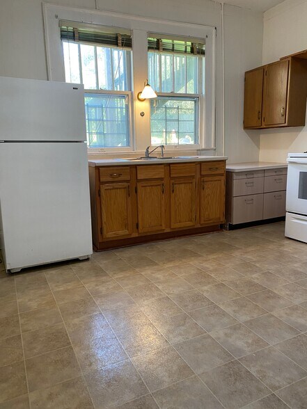 Building Photo - 220 W End Blvd