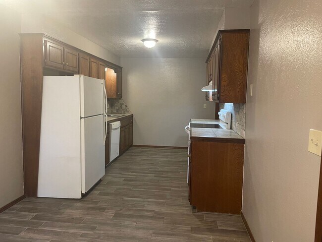 Building Photo - 223-225 Skylark Ct