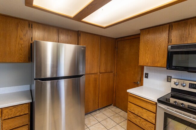 Building Photo - 1132 S Amaya Ave