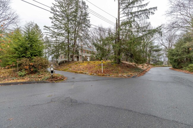 Building Photo - Bright and Beautiful 4 Bedroom Colonial