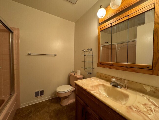 Building Photo - Spacious 4 Bed 3 Bath Home With Fully Fenc...