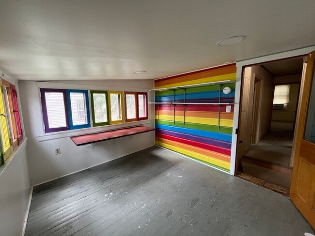 Building Photo - Spacious 4-5 Bedroom, 1.5 Bathroom 2-Story...