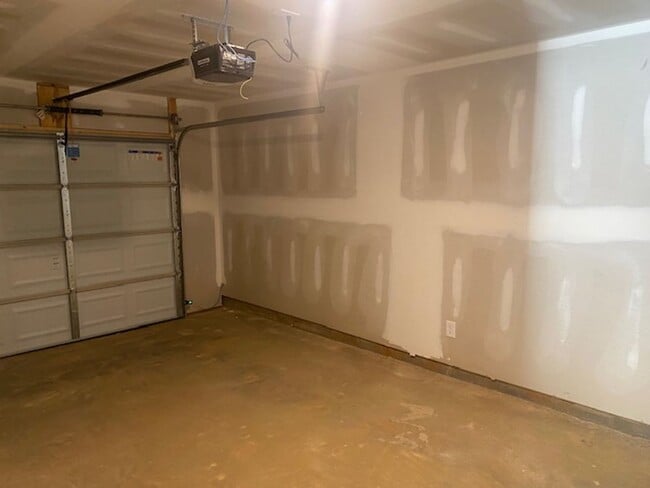 Building Photo - Lincoln Townhome - Coming Soon!