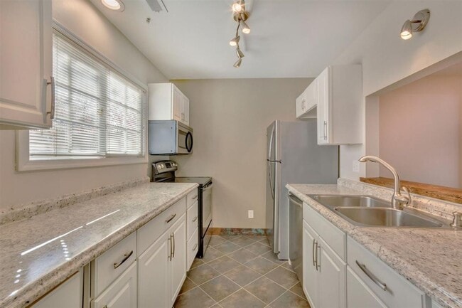 Building Photo - 2 Bedroom Condo at Garden Court!