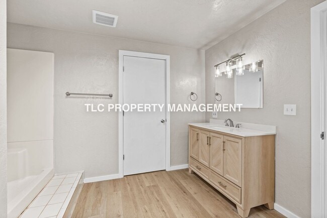 Building Photo - 2082 Ohio St