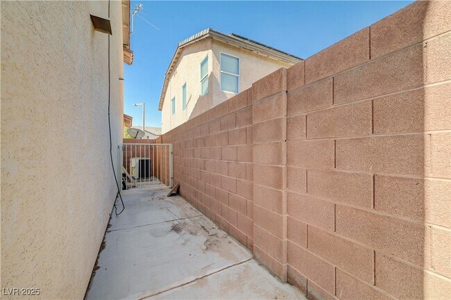 Building Photo - 5033 Apache Valley Ave