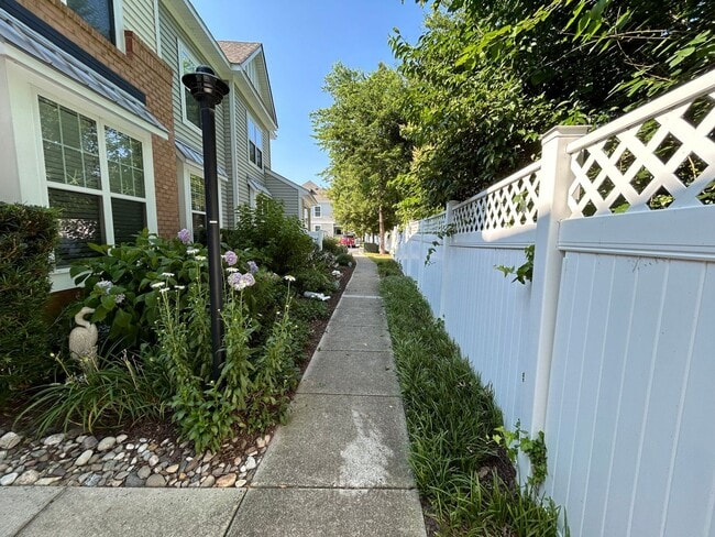 Building Photo - Waterfront Living at Its Finest in Norfolk, VA