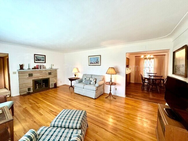 Building Photo - 2726 Applelane Ave