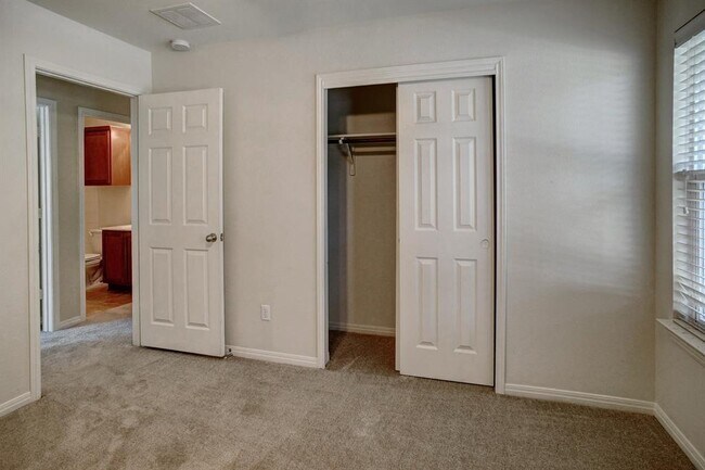 Building Photo - 208 Wildcat Dr
