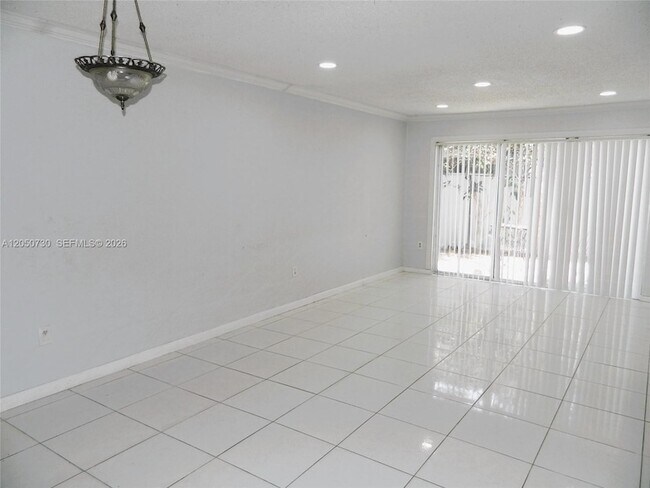 Building Photo - 899 Crystal Lake Dr