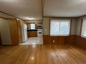 Building Photo - Gorgeous 2 Bedroom House with Massive Two Car Garage! Apply Today!
