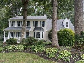 Building Photo - Updated colonial with garage in convenient...