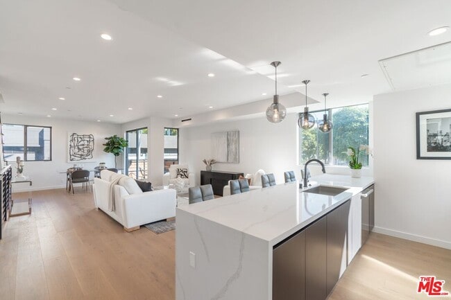 Building Photo - 857 N Detroit St