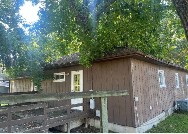 Building Photo - Great Location! $1,500 Down / $690 Month