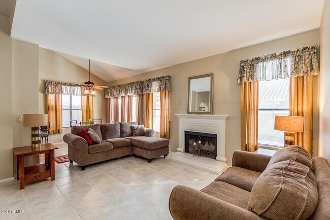 Building Photo - Location! Location! Beautiful 4 Bedroom/ 3 Bath Home! Ray/Kyrene