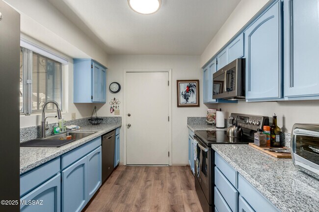 Building Photo - 4254 E La Cienega Dr