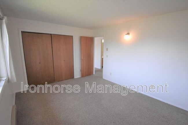 Building Photo - 811 W Villard St