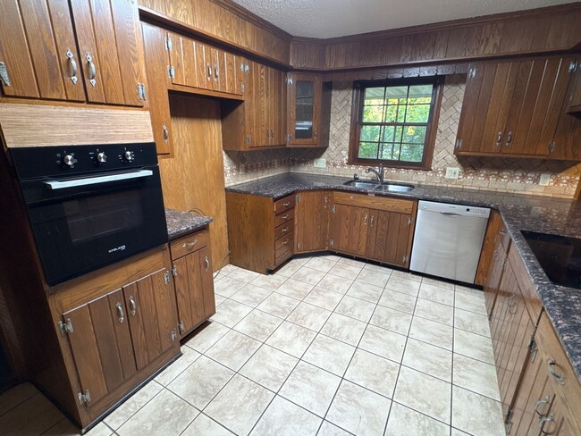 Building Photo - 3 Bedrooms! 2 Bath! Kickapoo Schools! Vill...