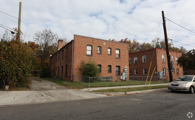 Building Photo - 4912 Nash St NE