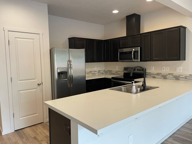 Building Photo - Charming 3 Bedroom Townhome w/FULLY FENCED...