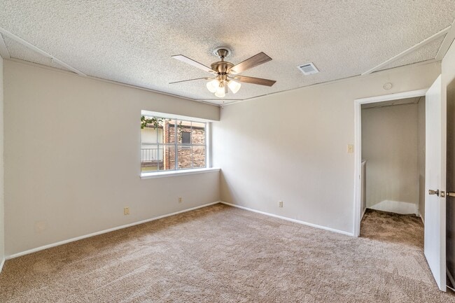 Building Photo - Charming 2-bedroom, 1.5 bath townhome in t...