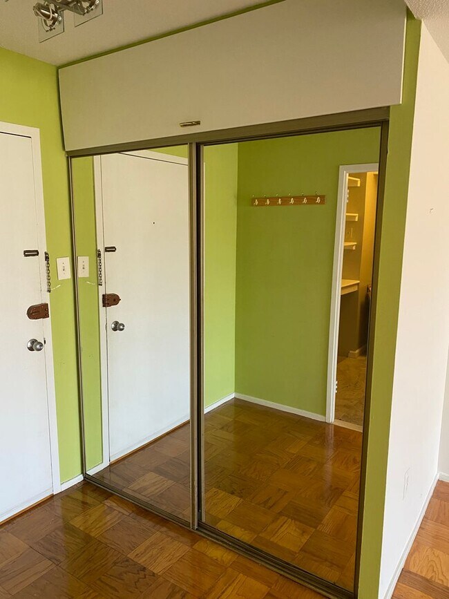 Building Photo - Large 744 sq.ft. 1 bedroom in historic Riverpark DC building