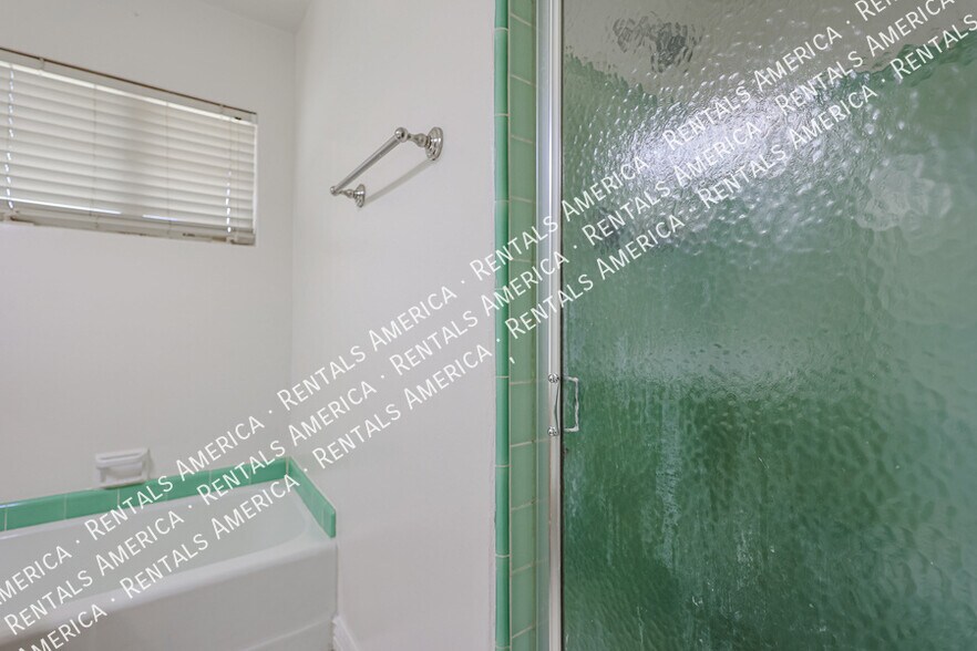 Building Photo - 2911 E Flower St