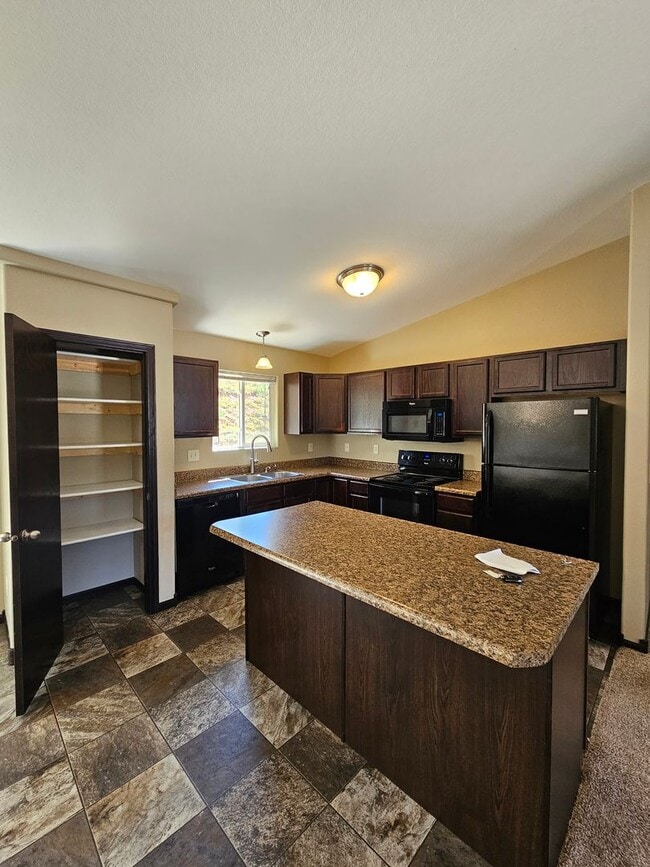 Building Photo - 4 BEDROOM | 3 BATH | TOWNHOME | GARAGE | WEST SIDE