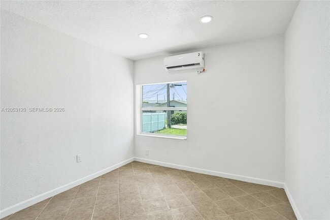Building Photo - 2120-2122 Thomas Street Unit 2122