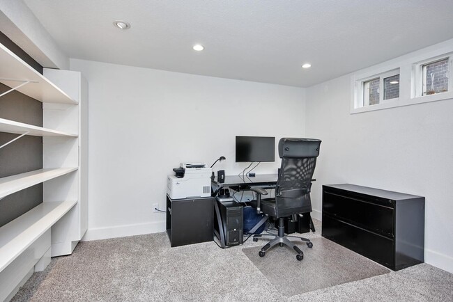 Building Photo - Long Realty & Property Management - Lovely Park Hill Home