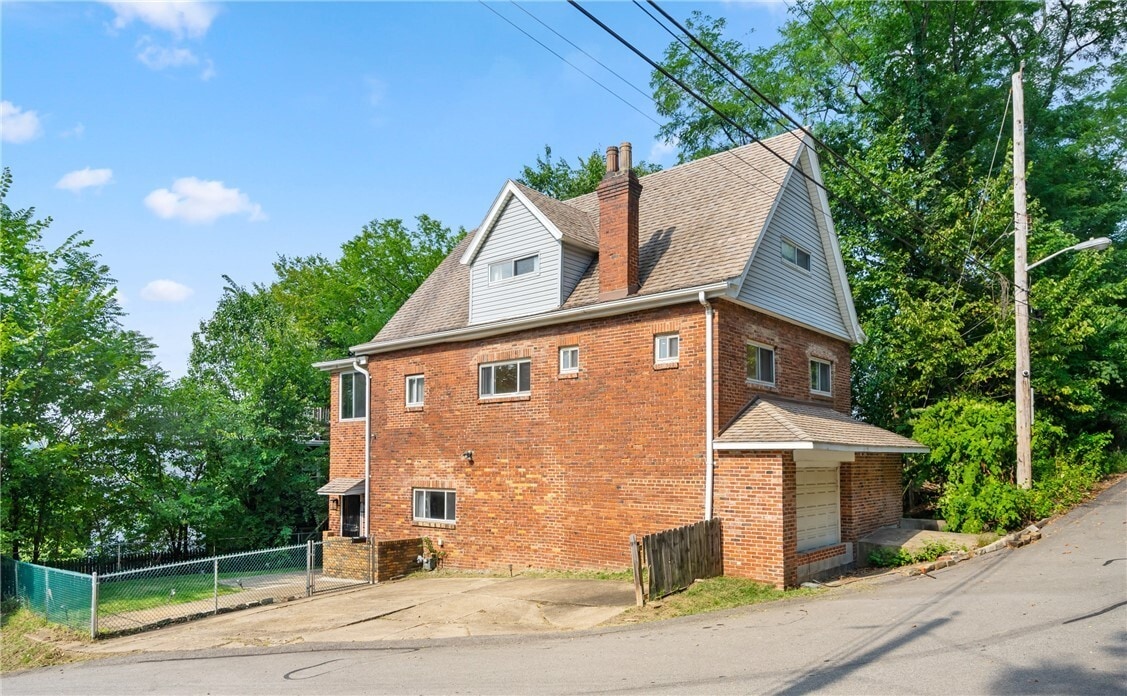 Building Photo - 6026 Sawyer St