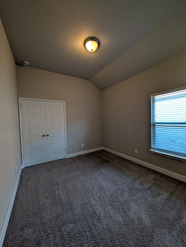 Building Photo - Less than 1 Mile to Gruene / Fridge Included/ Gas Cooking / Covered Patio / CISD