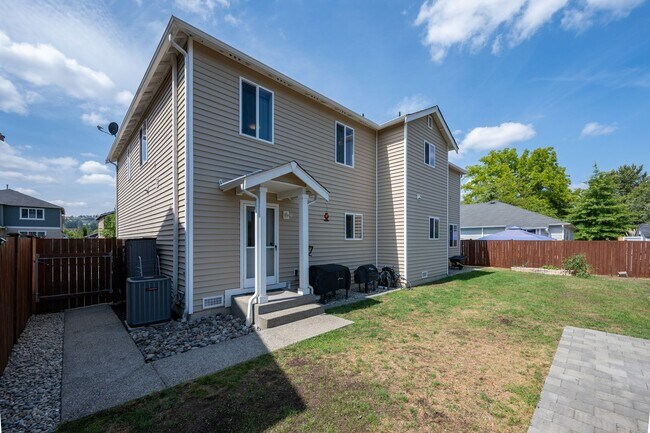Building Photo - Amazing Home in Orting!!